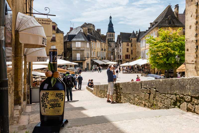 Calle adoquinada bordeada de edificios medievales en Sarlat, Dordogne