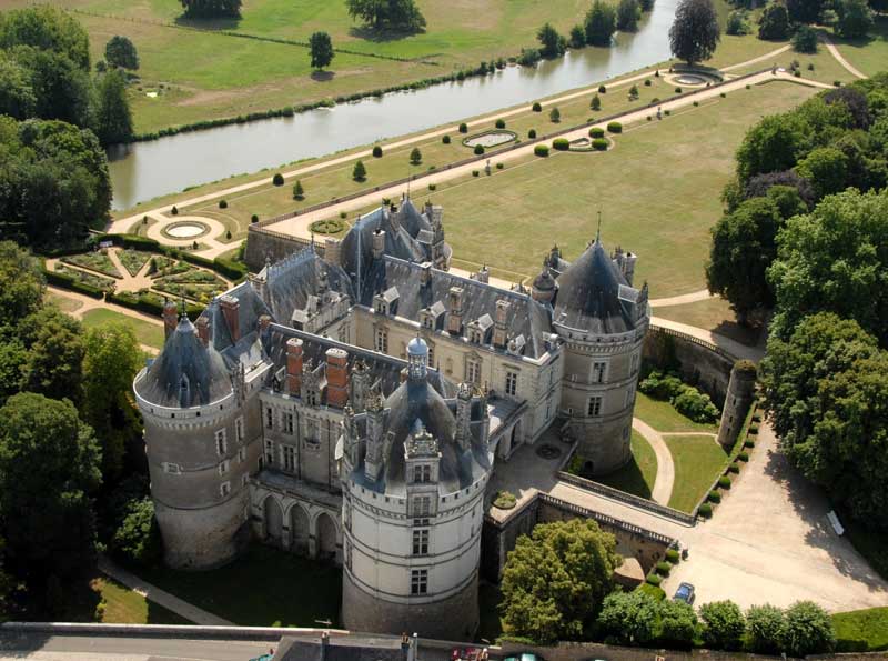 Vista aérea del Chateau du Lude en el Valle del Loir, torres puntiagudas y paredes de piedra blanca