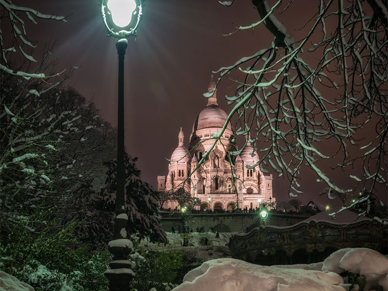 Basílica de Sacre Coeur, la piedra blanca que brilla en una noche nevada