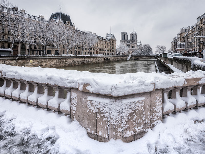 El río Sena en un día de nieve