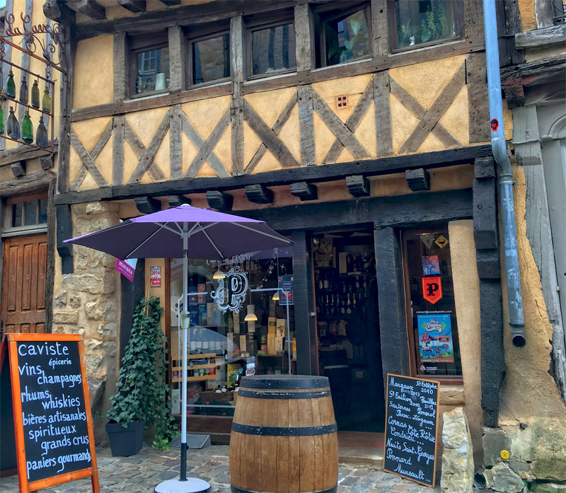 Una tienda de vinos en un edificio con entramado de madera del siglo XV en Le Mans