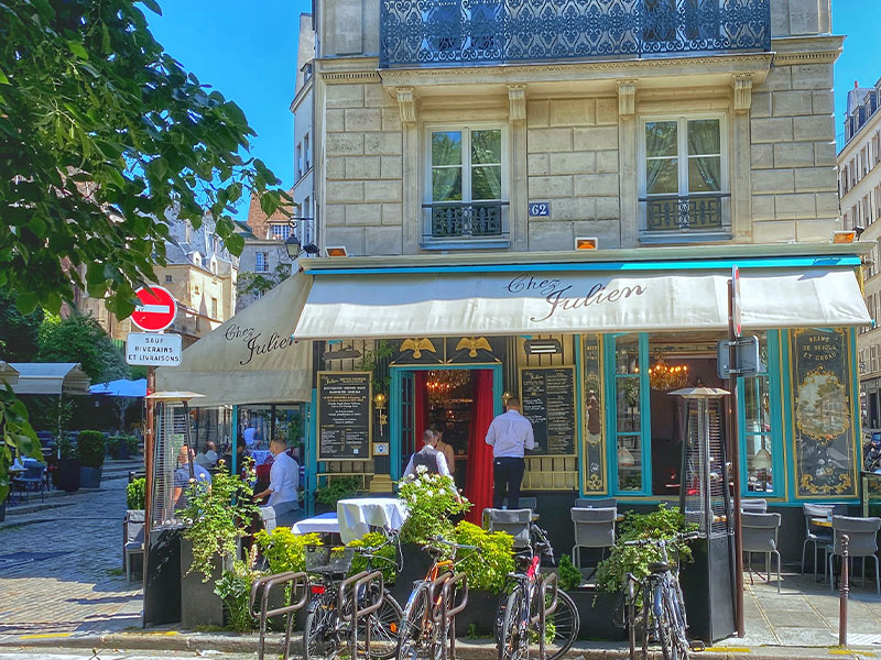 Restaurante Chez Julien Marais distrito, París en un soleado día de primavera