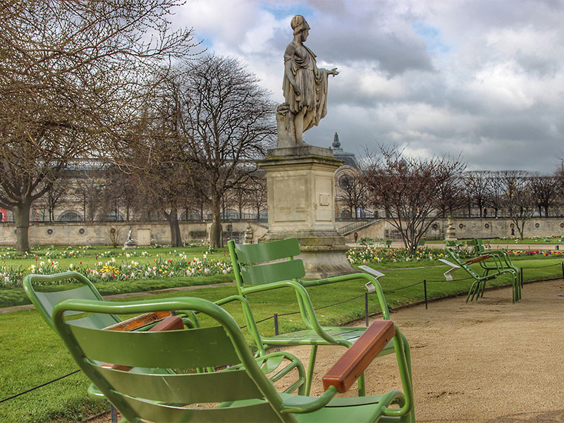 Día de primavera nublado, sillas de color verde brillante en los jardines de las Tullerías, París