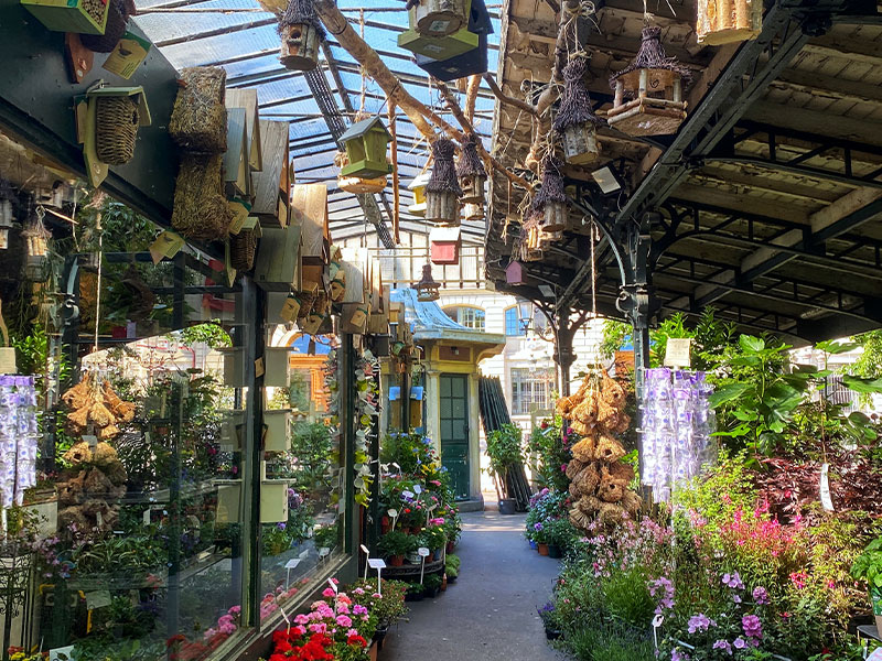 Quioscos del siglo XIX en el mercado de las flores de París