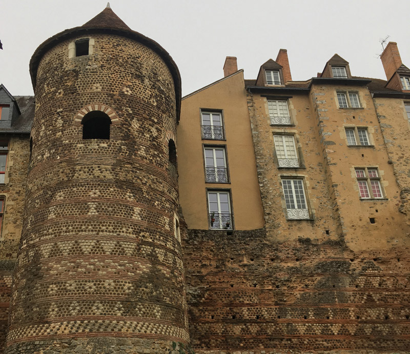 Enorme torre romana con ladrillos de fantasía incorporados en un bloque de edificios más nuevos en Le Mans, Francia