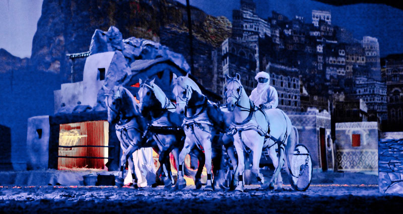 Exhibición teatral de caballos en el parque temático PUy du Fou en Francia