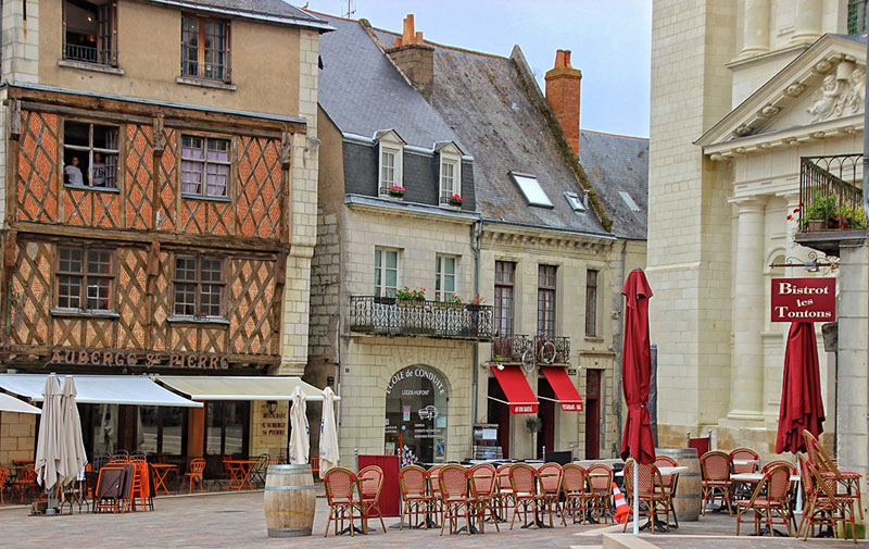 Casas con entramados de madera y edificios antiguos bordean una plaza en Saumur, Loire, Francia