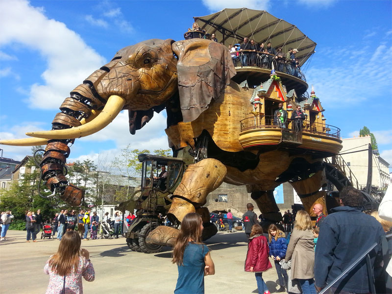 Elefante mecánico gigante deambula por las calles de un peculiar parque temático en Nantes, Francia