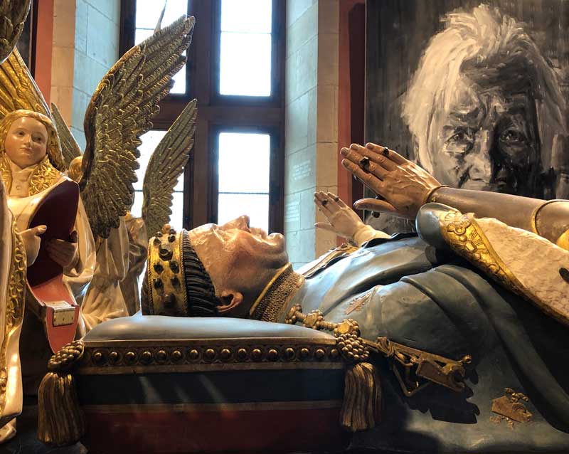 Tumba del duque Juan el Bueno en el Palacio de los Duques, custodiada por ángeles con alas doradas Dijon