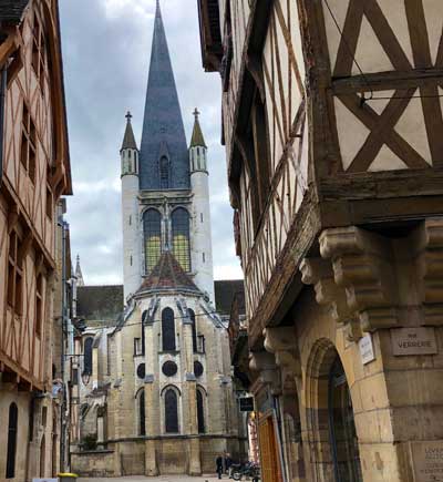 Iglesia con una torre delgada muy alta, lados cubiertos con gárgolas, Dijon