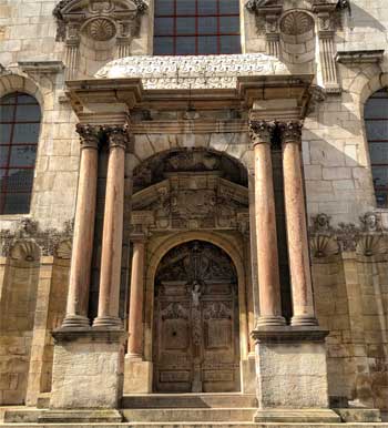 Antigua fachada y puerta de madera del Tribunal de Justicia, anteriormente el edificio del parlamento, Dijon