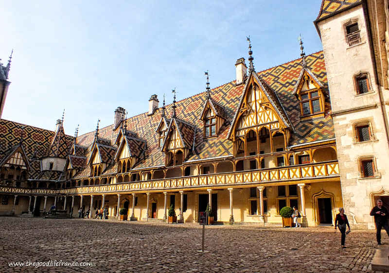 Edificio Hospices de Beaune, un hospital medieval con techo de tejas de colores