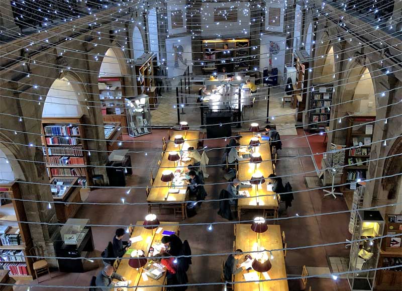 Luces parpadeantes en el techo de la sala de lectura de la biblioteca de Dijon 