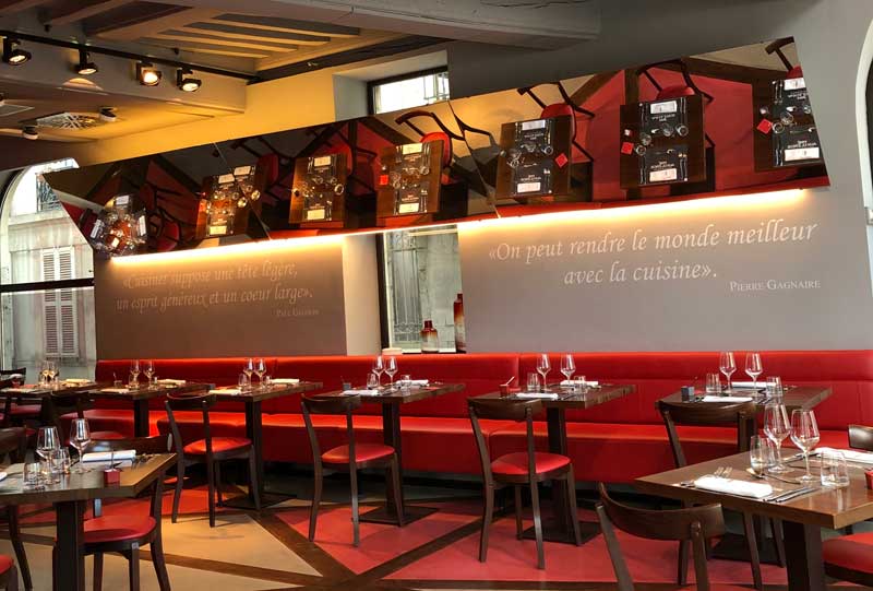 Dentro del restaurante Brasserie de Georges Blanc en Pre Aux Clercs, Dijon - colores vibrantes y muy elegante