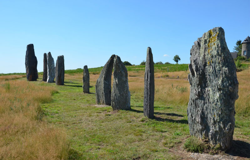Piedras antiguas salpican el paisaje, Pays de Reddon, Bretaña