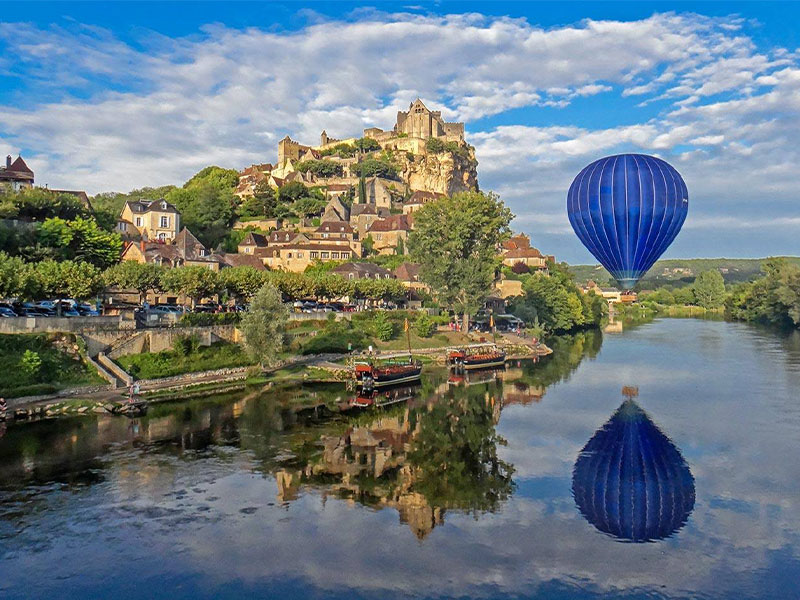 Globo volando sobre el castillo de Castelnaud