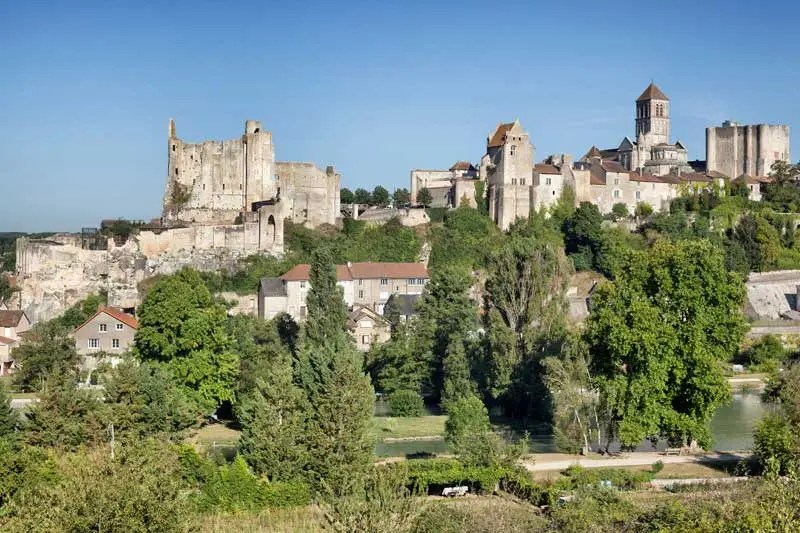 Vistas de un pequeño pueblo dominado por un glorioso castillo de piedra, Chauvigny, Vienne