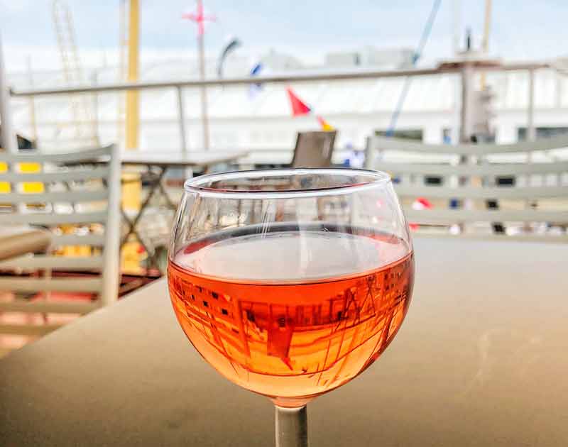 Copa de vino en una mesa a bordo de un barco con bunting en La Rochelle