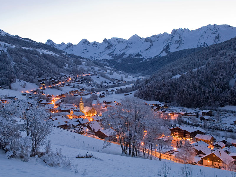 Estación de esquí Le Grand Bornand iluminada al anochecer