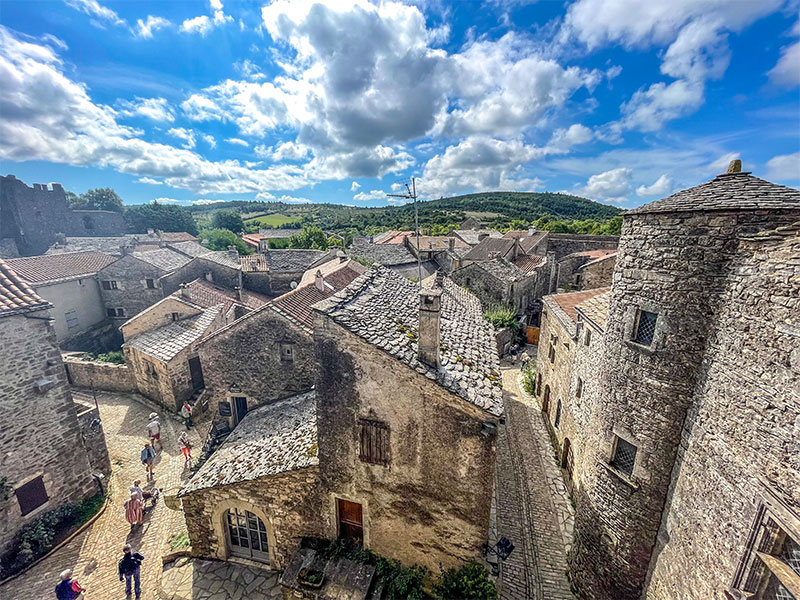 Vista sobre el antiguo pueblo de La Couvertoirade, Aveyron