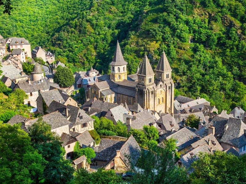 Vista de Conques con su famosa iglesia, Aveyron