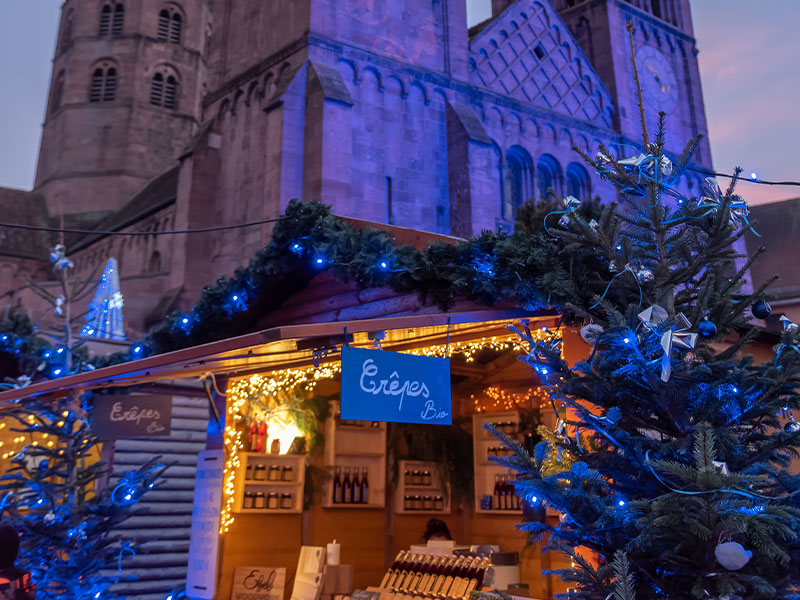 Plaza de la ciudad de Guebwiller inundada de luces azules para Navidad