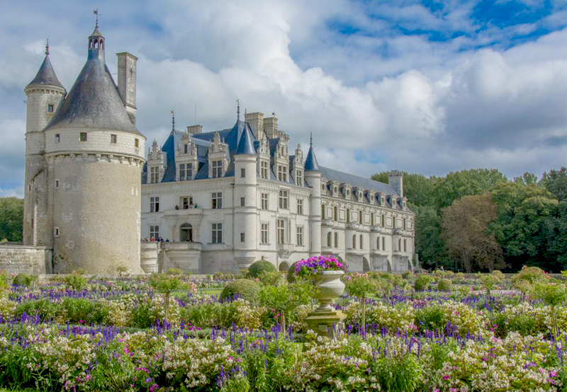 Chateau de Chenonceau rodeado de jardín en flor