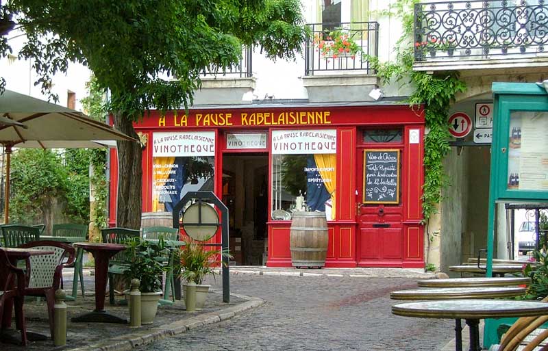 Pequeño restaurante en una plaza sombreada en Chinon, Valle del Loira, perfecto para días de relax