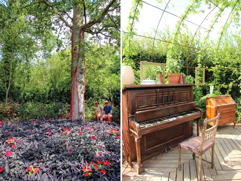 Muestre la sala del jardín con un piano y una silla, una cómoda de madera y enredaderas que crecen sobre un enrejado