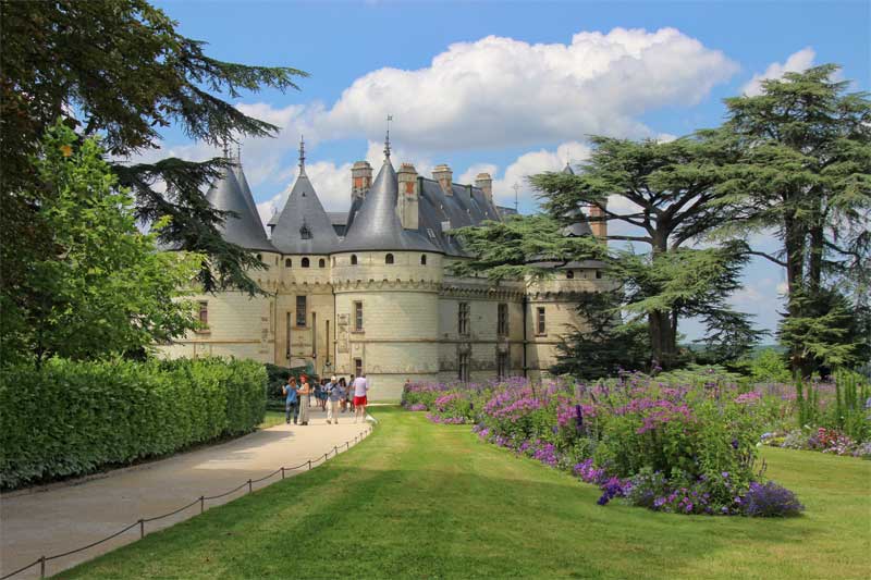Cuento de hadas como castillo de Chaumont con torres puntiagudas