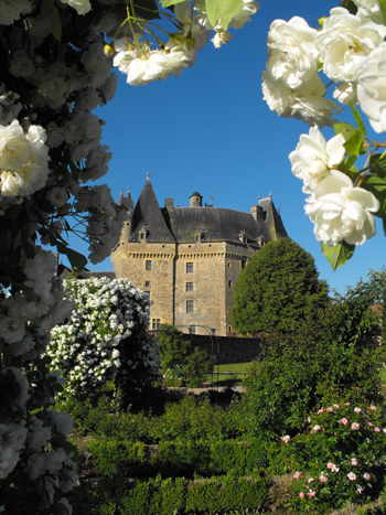 Chateau rodeado de jardines de árboles y flores, Jumilhac, Limousin