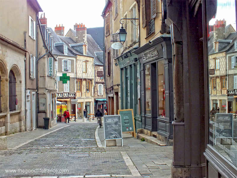 Vista de la calle en Bourges, Valle del Loira, calle adoquinada, edificios con entramados de madera