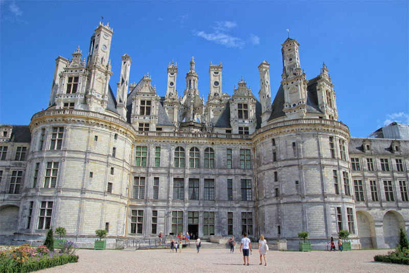Fachada del castillo de Chambord, inmensa con múltiples torres como pimenteros