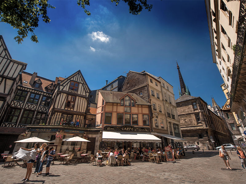 Centro de la ciudad de Rouen con sus edificios con entramado de madera