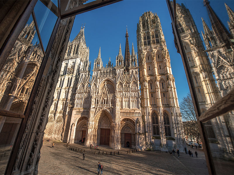 Rebosantes torres de la catedral de Rouen