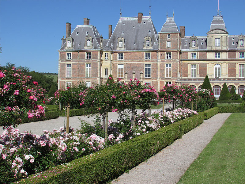 Techo imponente y majestuosa fachada de Chateau Eu, Normandía