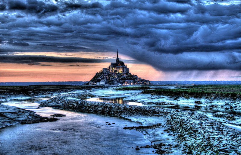 Mont Saint Michel Normandía en un día tormentoso