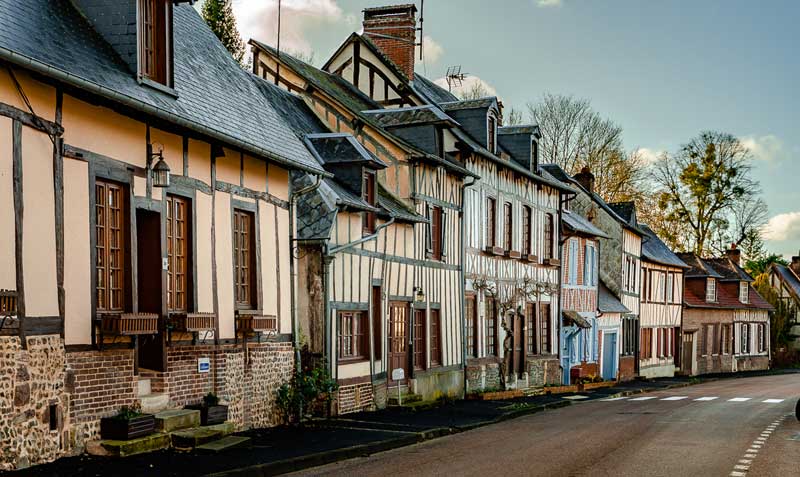 Calle bordeada de casas con entramados de madera en Lyons-la-Foret, Normandía