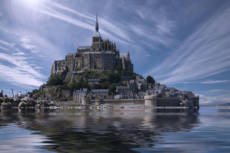 Mont Saint-Michel, una pequeña isla llena de edificios medievales y coronada por una abadía