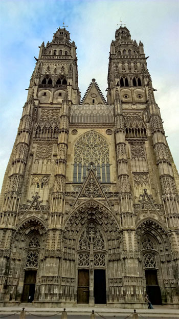 Fachada gótica de la Catedral de Tours Valle del Loira, tallas intrincadas y estatuas glaore