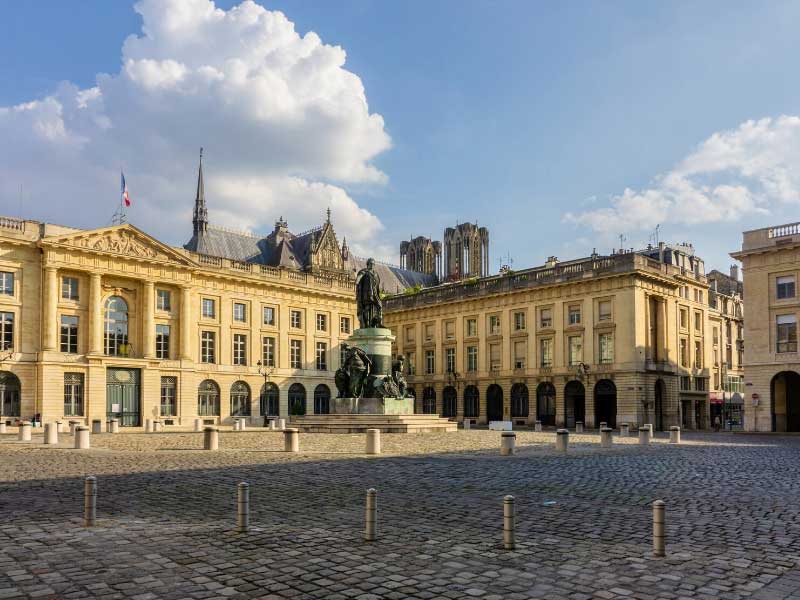 Edificios majestuosos en la ciudad de Reims, Champán y estatua del rey Luis XV