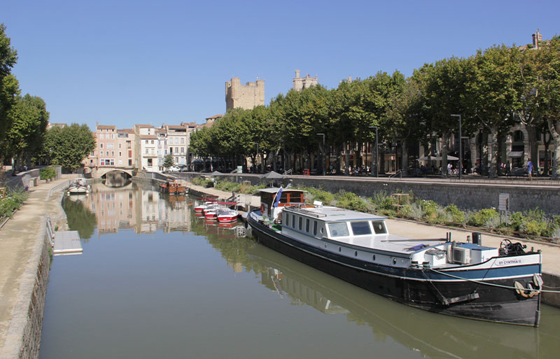 Barco en un río que atraviesa Narbonne, Aude