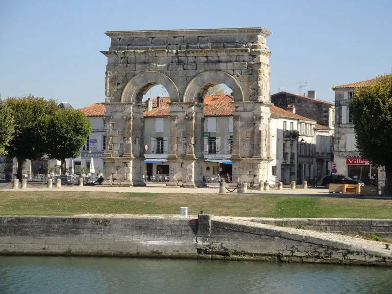 Arco romano junto al río Charente en Saintes, Charentes, suroeste de Francia