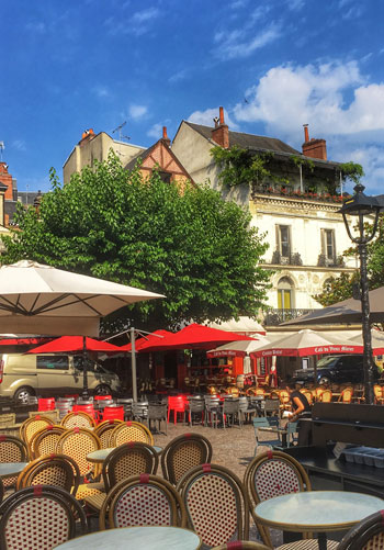 Place Plumereau en Tours se llena de mesas y sillas de bares y restaurantes