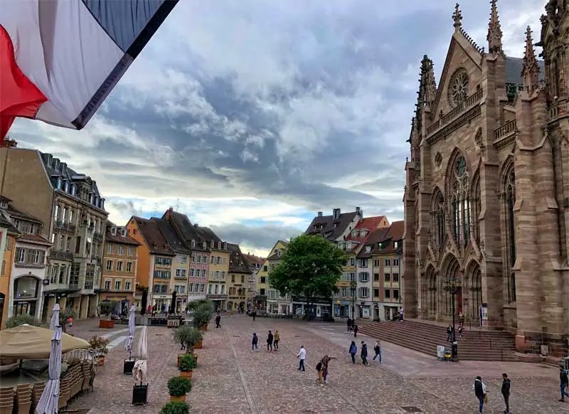 Place de la Republique, la plaza principal de la pequeña ciudad de Mulhouse, Alsacia, con iglesia y tiendas