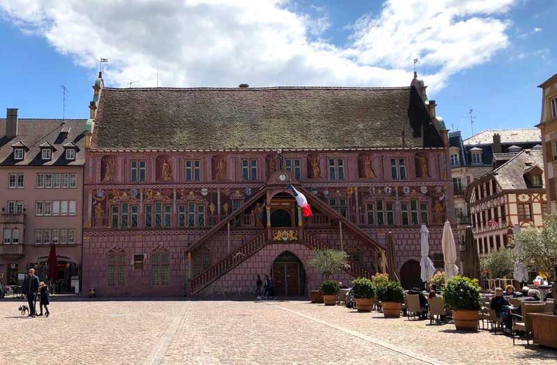 Ayuntamiento de Mulhouse cubierto de frescos centenarios en la plaza principal