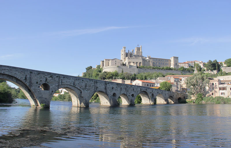 Puente sobre un río que conduce a la ciudad de Beziers, en el sur de Francia.