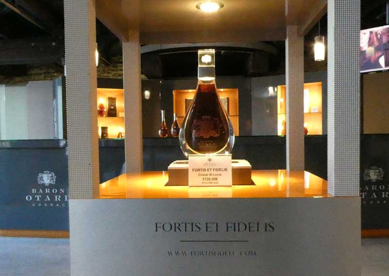 Botella de Baron Otard Cognac expuesta en el Chateau Royal de Cognac, en Cognac
