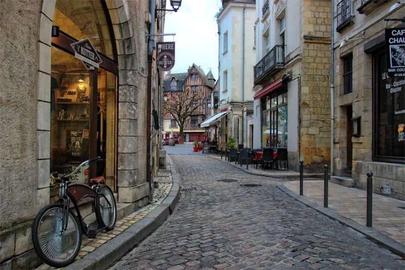 Calles adoquinadas, bordeadas de casas con entramado de madera y tiendas en edificios antiguos en Tours, Valle del Loira