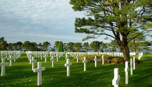 Fila tras fila de cruces blancas en el cementerio americano de Normandía
